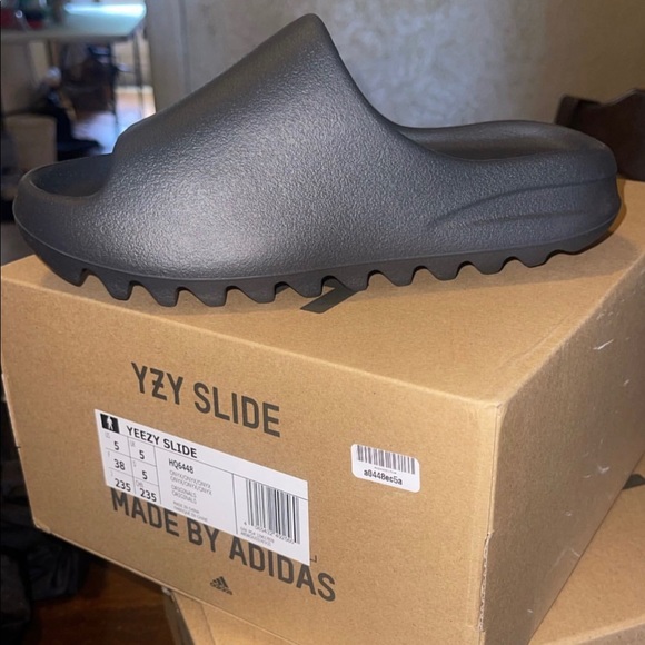 Yeezy Slides black, size 5 mens